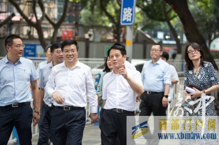 渝中区委书记赵世庆在调研重庆绿色金融大道建设时强调高...(图1)