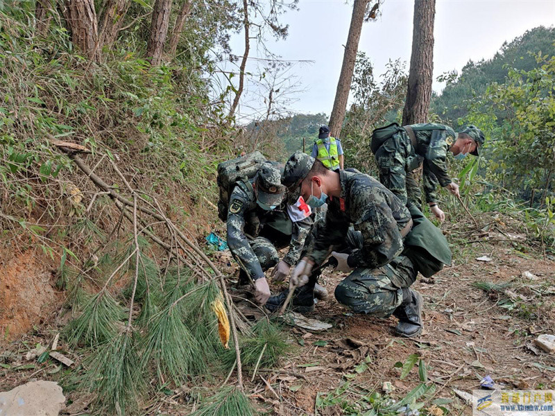 武警官兵赶赴梧州展开紧急救援(图1)