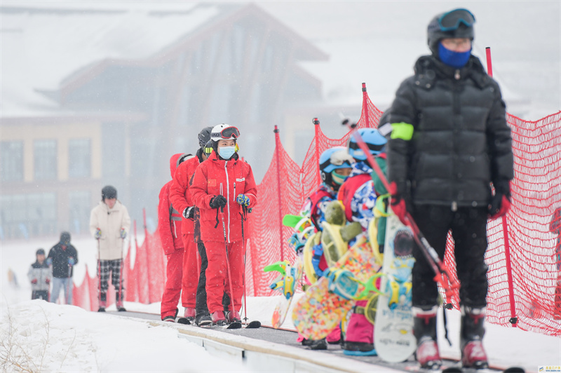 全民健身——乌兰察布：畅享滑雪乐趣(图1)