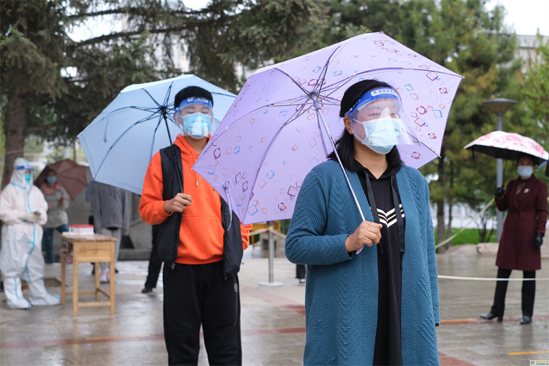 西宁：雨中核酸检测秩序井然(图1)