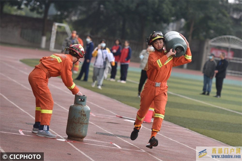 四川内江：大中学生赛消防技能(图1)