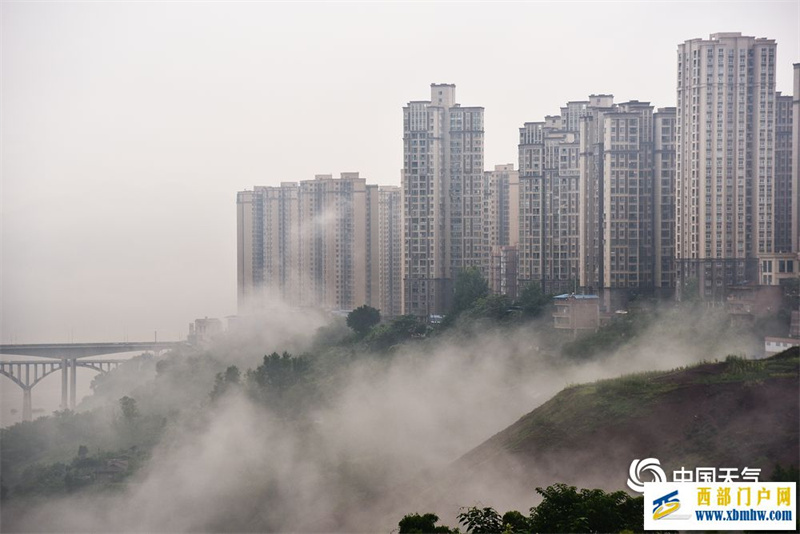 重庆丰都雨雾笼罩宛若海市蜃楼(图1)