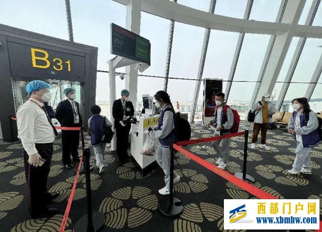 首都航空顺利运送251名在京玉树师生返乡高考(图1)