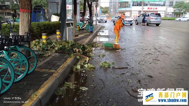 【文明城市咱的家】暴雨过后，这群人让宝鸡迅速刷新颜值(图1)