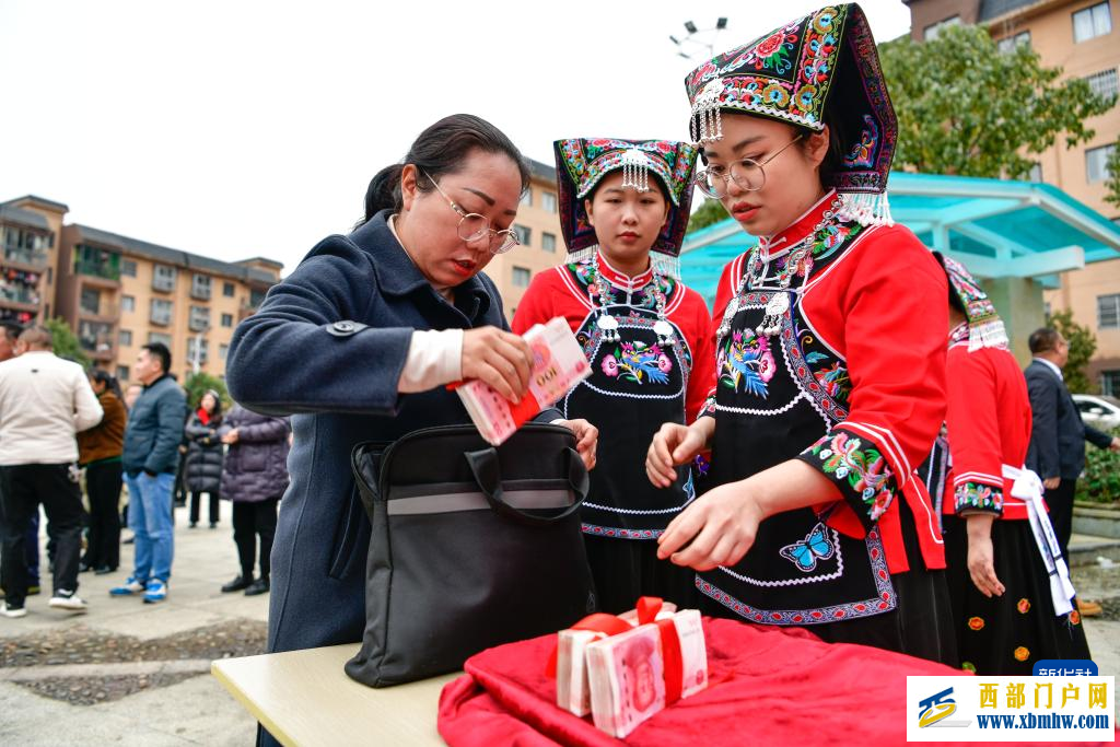 贵州龙里：易地扶贫搬迁群众喜分红(图4)